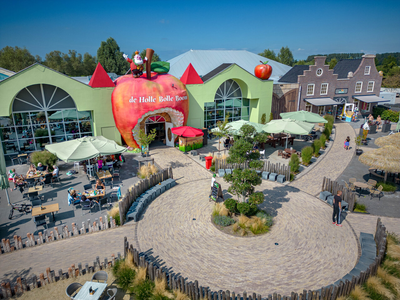Outdoor playground and restaurant 