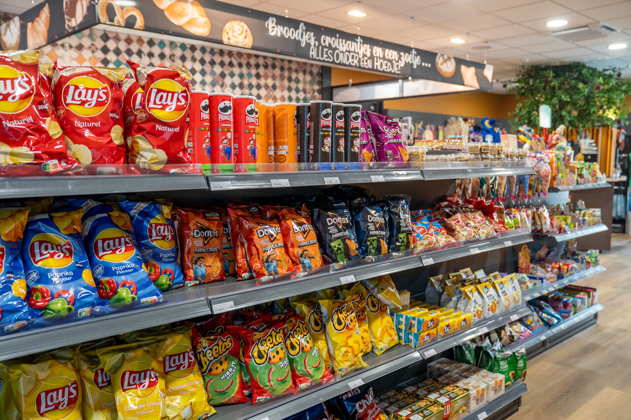 Shelves of snacks, crisps, Pringles and Doritos at CAPFUN De Bongerd.