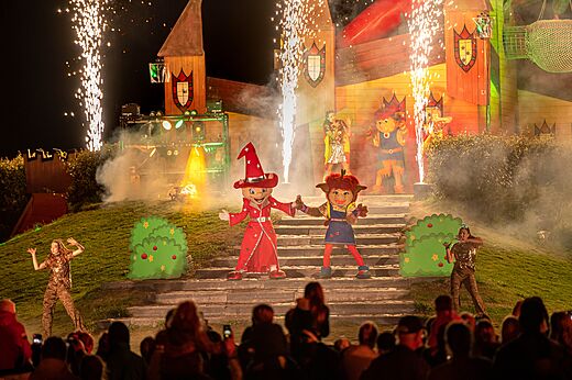 Evening show with mascots and fireworks at CAPFUN De Bongerd campsite in Tuitjenhorn.