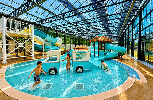 Indoor pool, slides and water games at CAPFUN De Eikenhof in Paasloo/Oldemarkt.