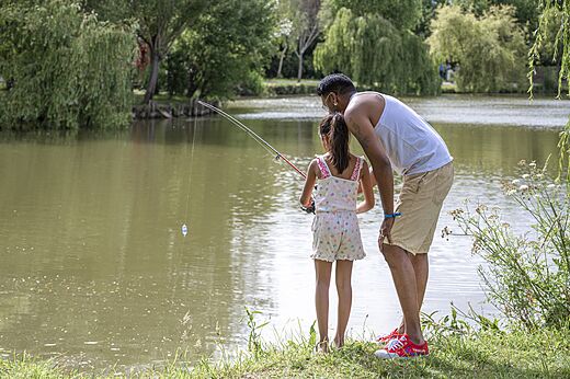 Family fishing at the lake of CAPFUN De Eikenhof campsite in Paasloo/Oldemarkt.