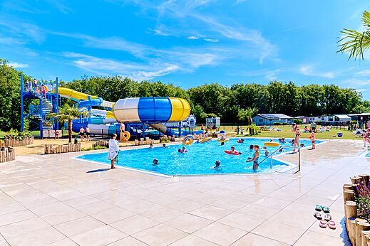 Water slides and lively outdoor swimming pool at CAPFUN De Eikenhof campsite in Paasloo/Oldemarkt.