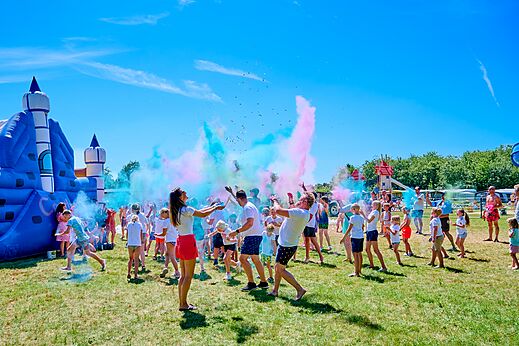 Color festival with inflatable castle at CAPFUN De Eikenhof campsite in Paasloo/Oldemarkt.