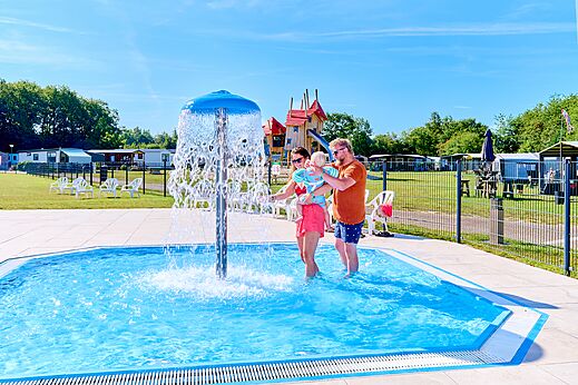 Fun pool, water mushroom and family at CAPFUN De Eikenhof campsite.