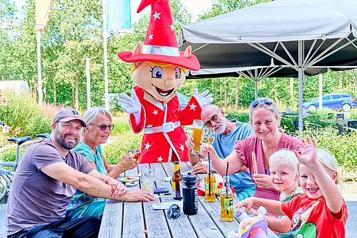 Capfun mascot, smiling family at CAPFUN De Eikenhof campsite in Paasloo/Oldemarkt.