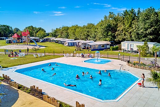 Outdoor swimming pool, paddling pool and playground at CAPFUN De Eikenhof.