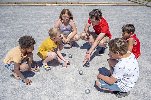 Petanque game with children and animator at CAPFUN De Eikenhof campsite in Paasloo/Oldemarkt.