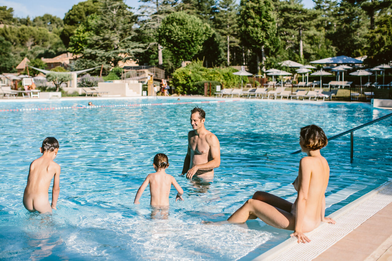 Outdoor swimming pool, naturist family at LIBRANOO Naturiste Belezy campsite, B�doin (84).