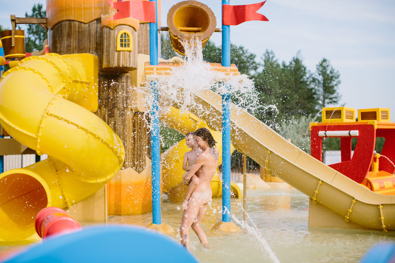 Water slides, aquatic games at LIBRANOO Naturiste Belezy campsite in B�doin (84).