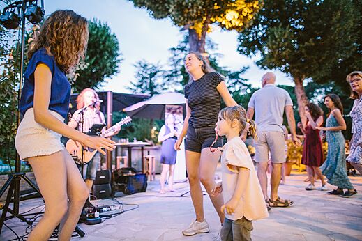 Dancing evening with live music at LIBRANOO Naturiste Belezy campsite in Bédoin (84).