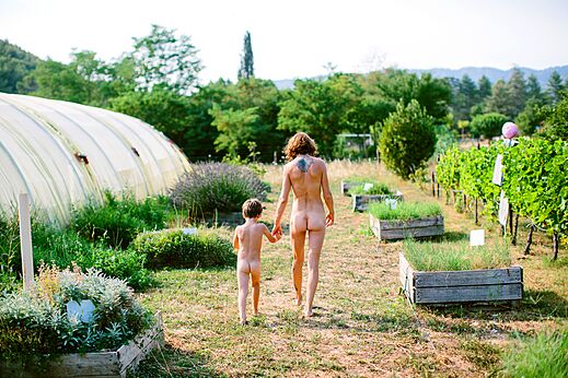 Naturist family in the vegetable garden at LIBRANOO Naturiste Belezy campsite in Bédoin (84).