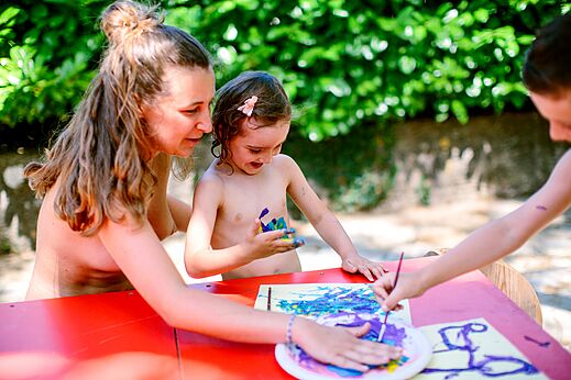 Creative painting workshop for everyone at LIBRANOO Naturiste Belezy campsite in Bédoin (84).