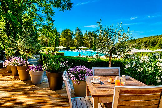 Breakfast on terrace, swimming pool at LIBRANOO Naturiste Belezy campsite in Bédoin (84).