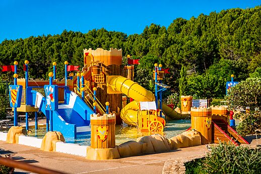 Castle-themed water playground with slides at LIBRANOO Naturiste Belezy campsite in Bédoin (84).