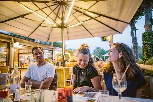 Dinner on the restaurant terrace at LIBRANOO Naturiste Belezy campsite in Bédoin (84).