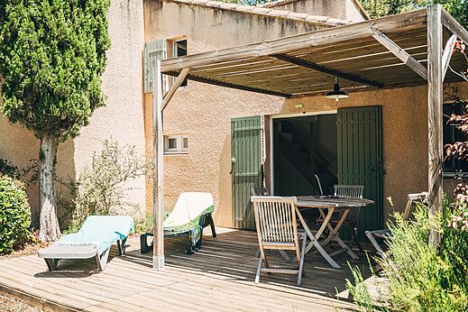 Accommodation with shaded wooden terrace at LIBRANOO Naturiste Belezy campsite in Bédoin (84).