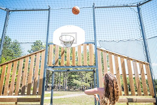 Multisport court and basketball at LIBRANOO Naturiste Belezy campsite in Bédoin.
