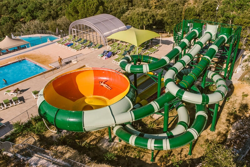Water park with giant slides and pools at LIBRANOO Naturiste Sabliere campsite in Barjac (30).