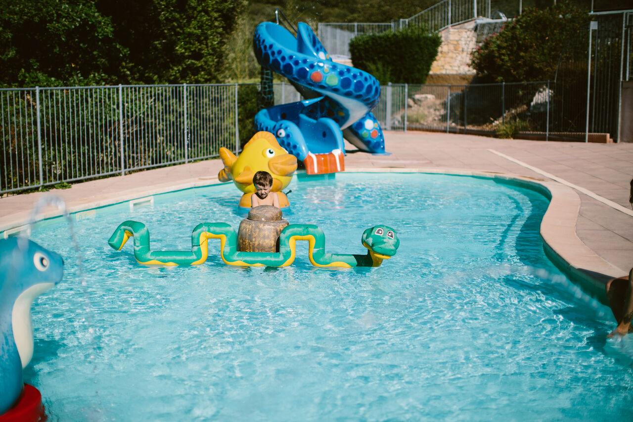 Children's pool, water slide, aquatic games at LIBRANOO Naturiste Sabliere campsite Barjac (30).