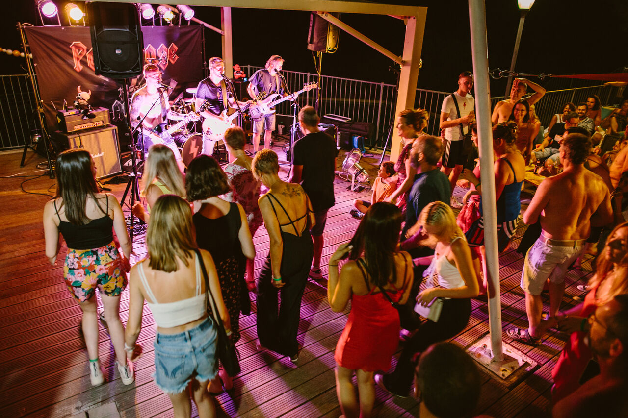 Live concert evening animation at LIBRANOO Naturiste Sabliere campsite in Barjac (30).