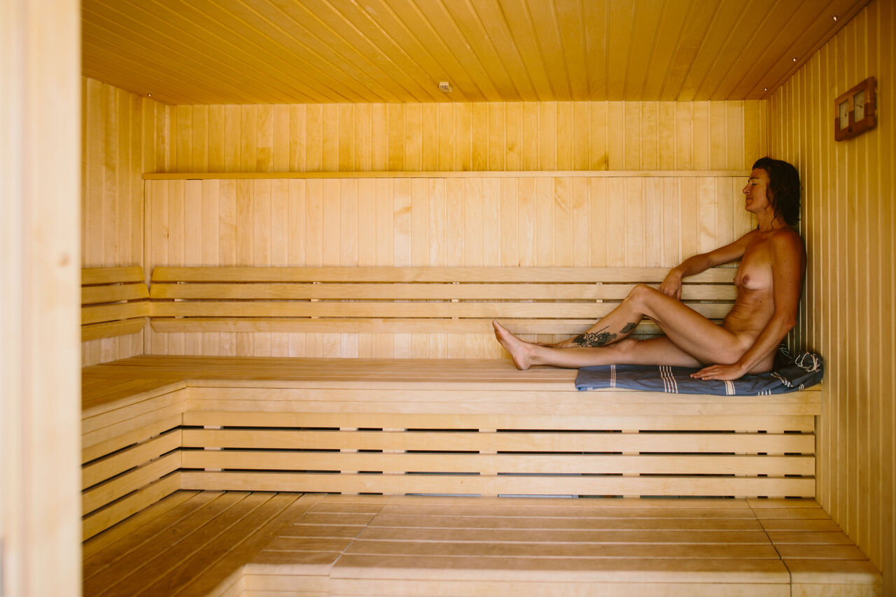 Wooden sauna, relaxed naturist, LIBRANOO Naturiste Sabliere campsite Barjac (30).