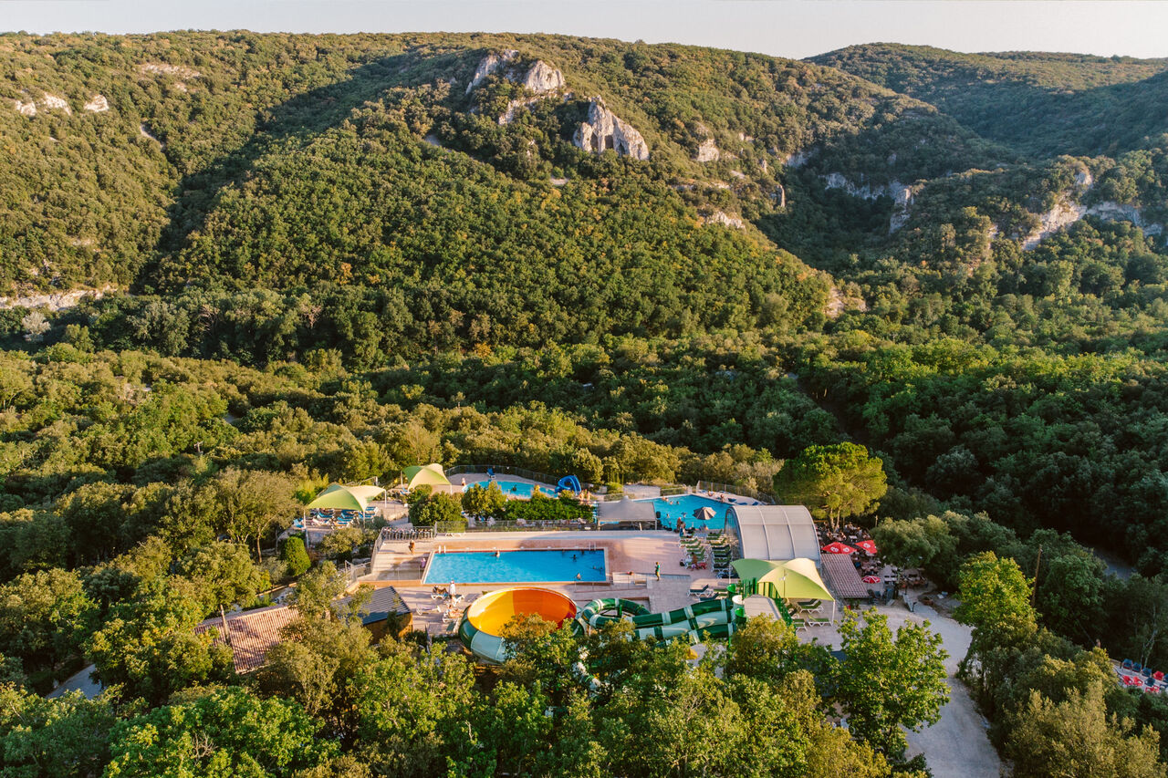 Aquatic complex with pools and giant slides at LIBRANOO Naturiste Sabliere campsite in Barjac (30).