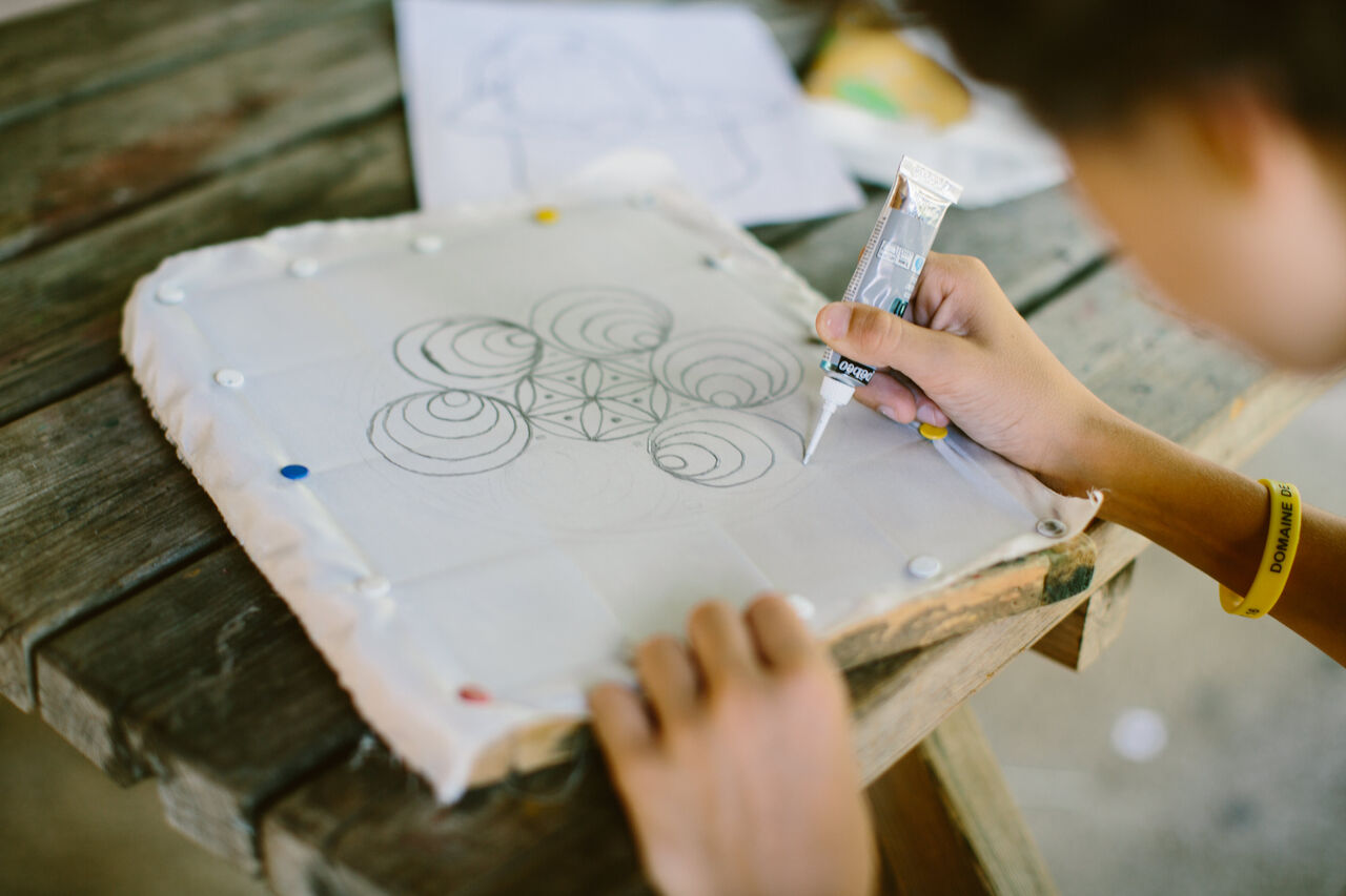 Creative fabric painting activity for children at LIBRANOO Naturiste Sabliere campsite in Barjac (30).