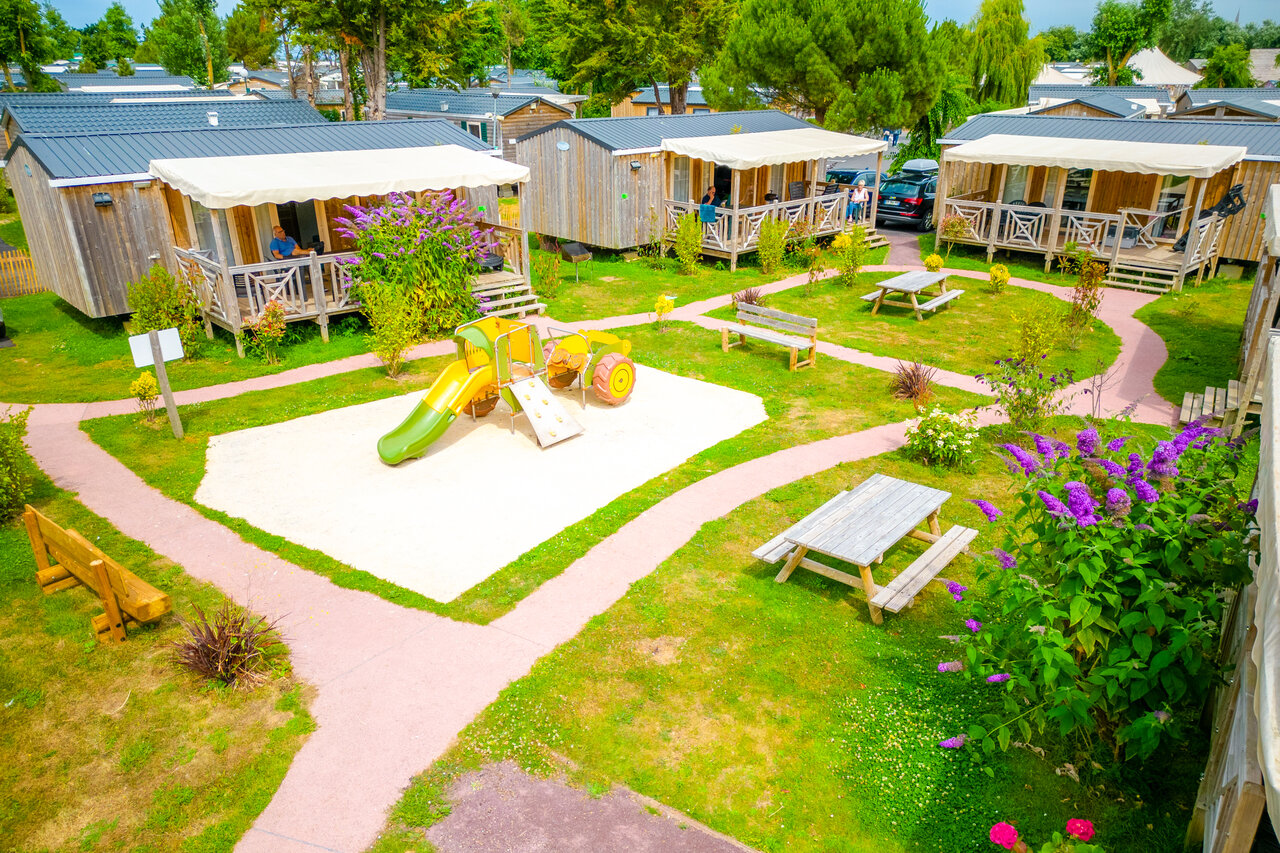 Accommodations, children's playground at CAPFUN Donjon de Lars campsite in Courseulles-sur-Mer (14).