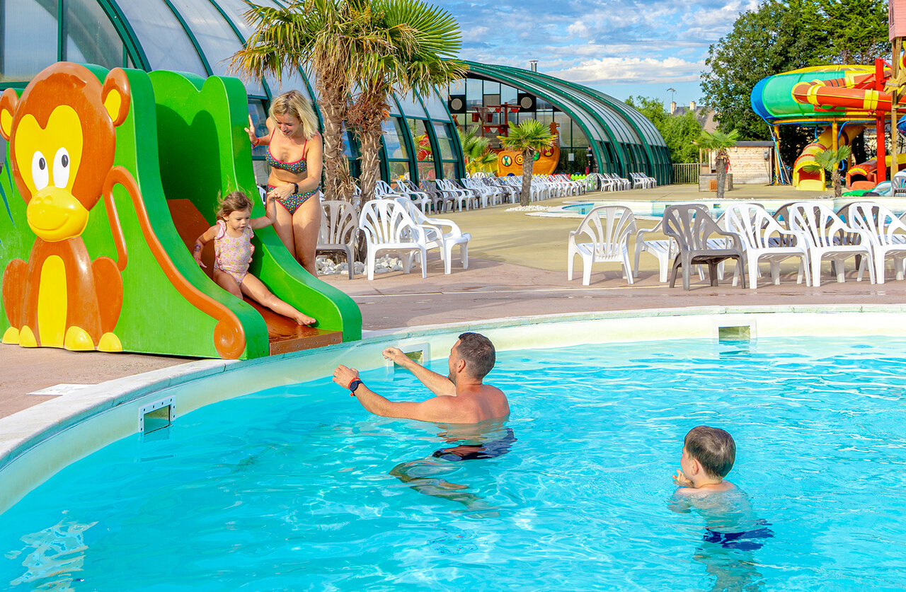 Monkey children's slide and family outdoor pool at CAPFUN Donjon de Lars campsite in Courseulles-sur-Mer (14).