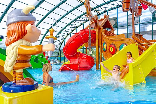 Water games, indoor pool at CAPFUN Donjon de Lars campsite in Courseulles-sur-Mer (14).