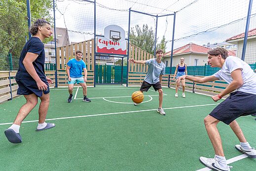 Multisport court for basketball with young people at CAPFUN Donjon de Lars campsite in Courseulles-sur-Mer.