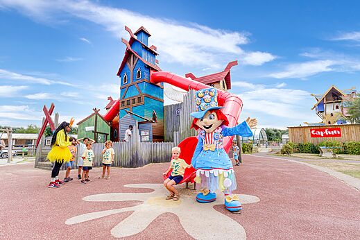 Games, animation at CAPFUN Donjon de Lars campsite in Courseulles-sur-Mer (14).