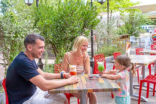 Lively restaurant terrace at CAPFUN Donjon de Lars campsite in Courseulles-sur-Mer.
