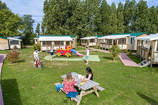 Mobile homes, children's play area at CAPFUN Donjon de Lars, Courseulles-sur-Mer (14).