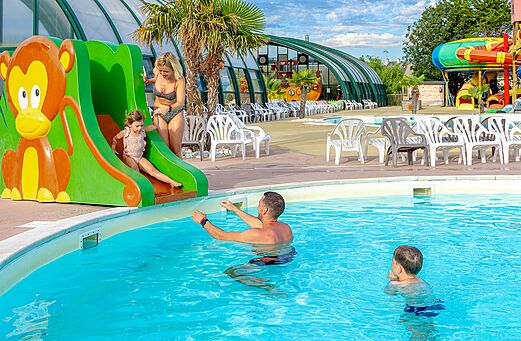 Kids' slide and family outdoor pool, CAPFUN Donjon de Lars, Courseulles-sur-Mer (14).