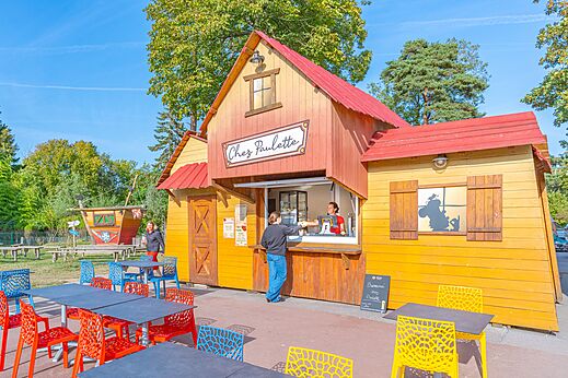 "Chez Paulette" bar with service and outdoor tables at CAPFUN Dune Fleurie campsite in Quend Plage (80).