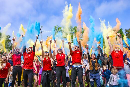 Colorful animation with powder at CAPFUN Dune Fleurie campsite in Quend Plage (80).