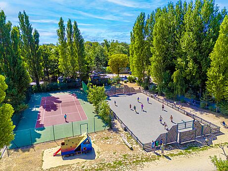 Sports activities and playground at CAPFUN Dune Fleurie campsite in Quend Plage (80).