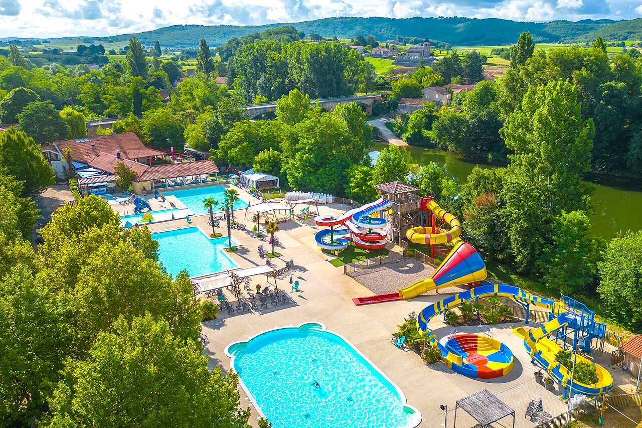 Large water park, colorful slides and pools at CAPFUN Duravel campsite in Duravel (46).