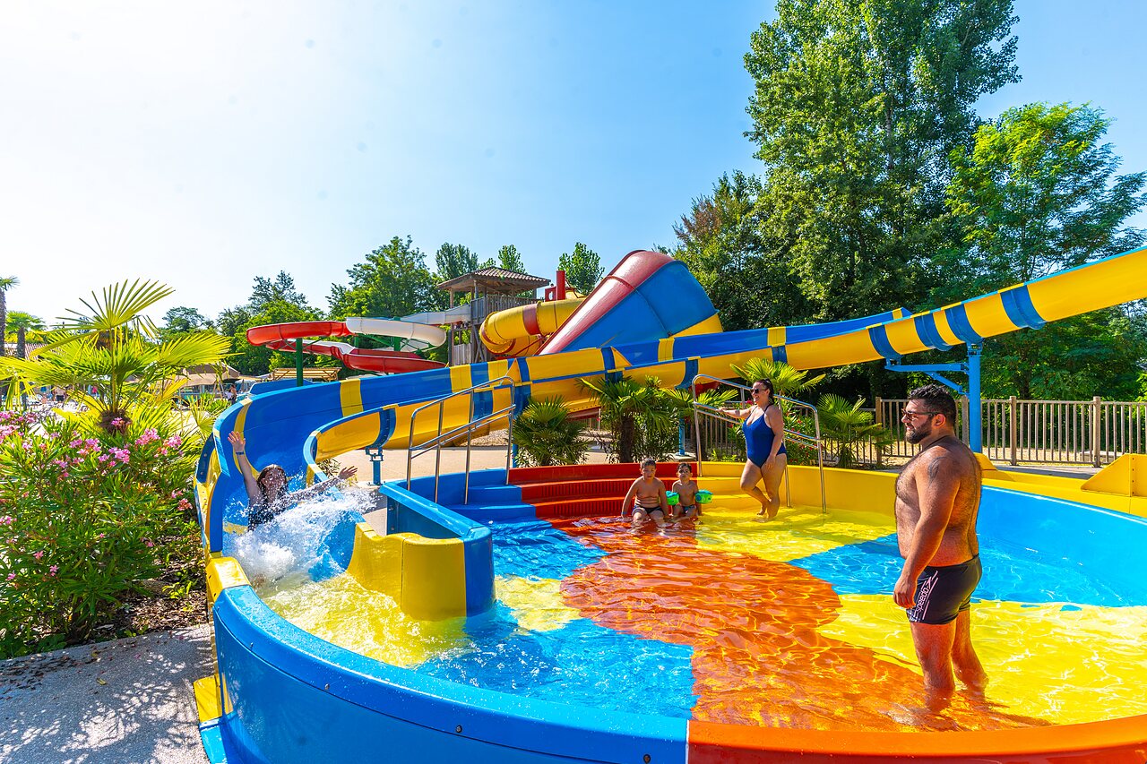 Colorful water slides and fun swimming pool at CAPFUN Duravel campsite in Duravel (46).