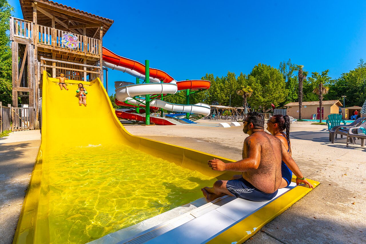 Water slides and children's pool at CAPFUN Duravel campsite in Duravel (46).