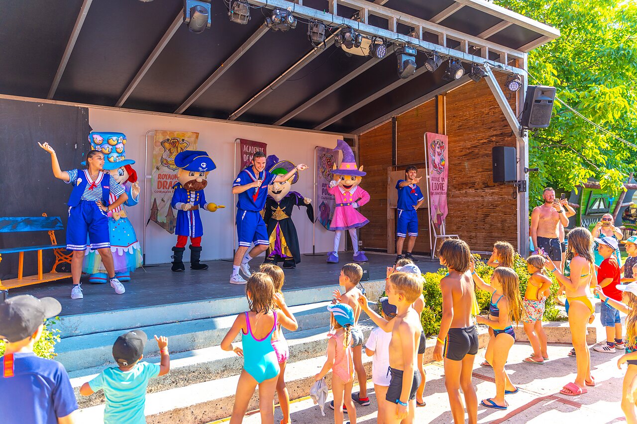Animation show with mascots and children at CAPFUN Duravel campsite in Duravel (46).
