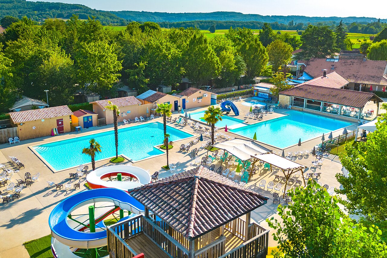 Large aquatic complex, outdoor pools and water slides at CAPFUN Duravel campsite in Duravel (46).