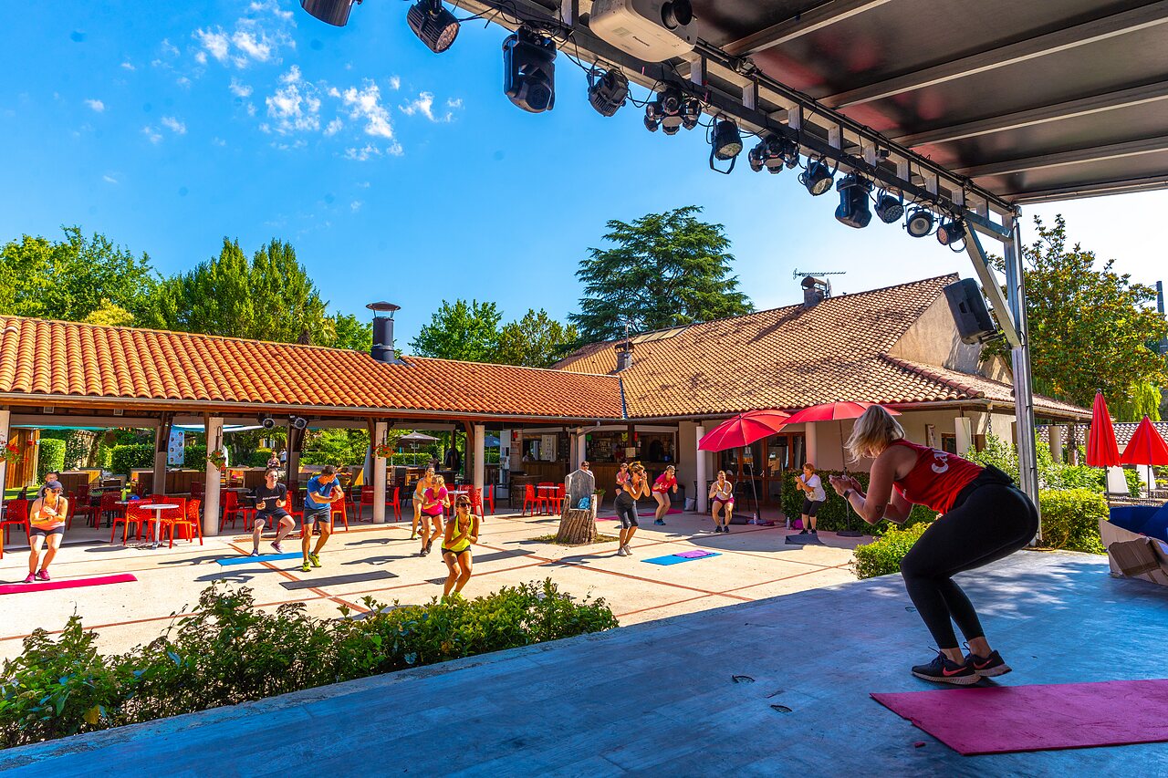 Outdoor fitness activity with group at CAPFUN Duravel campsite (46).