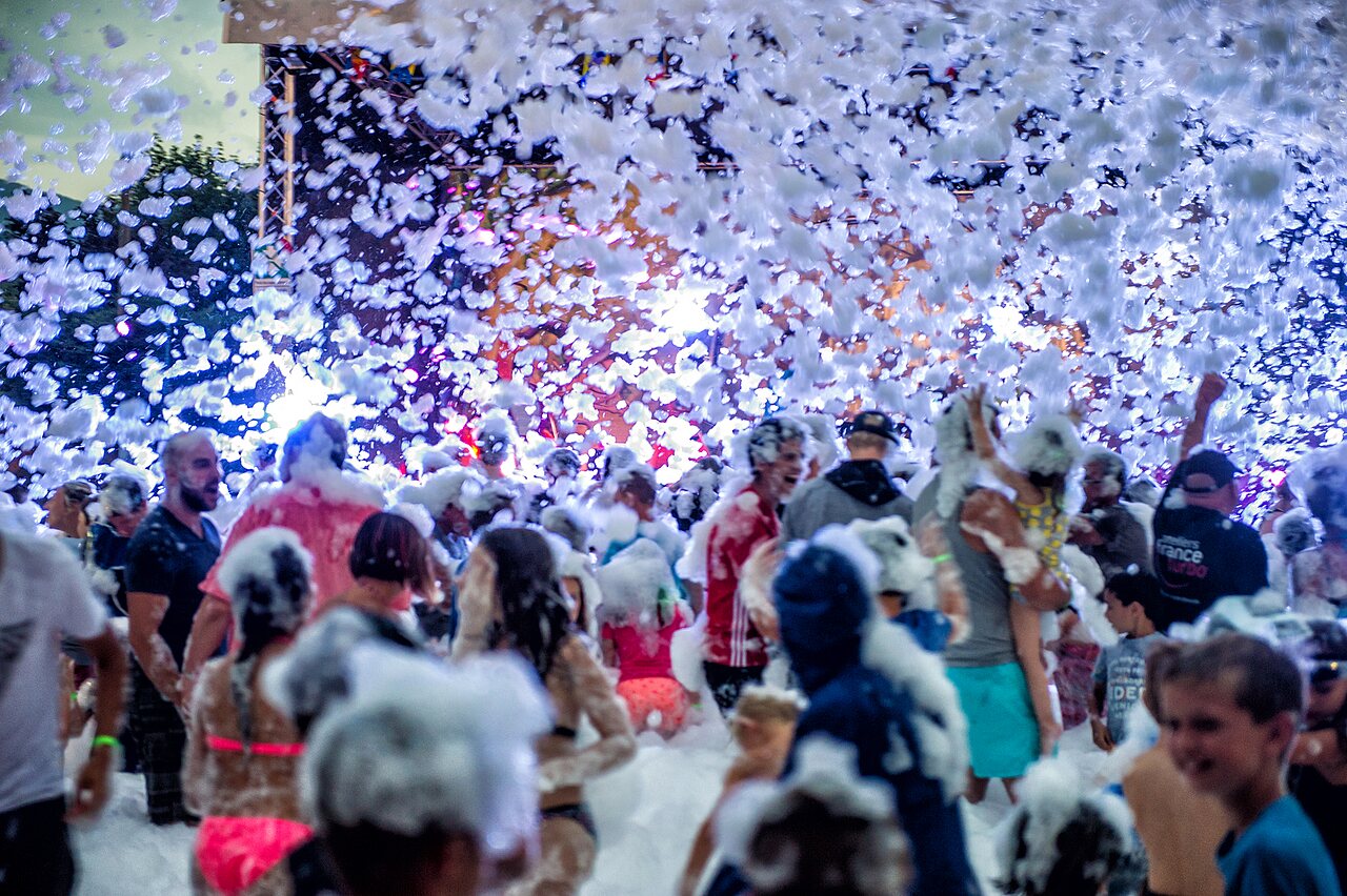 Lively foam party with many holidaymakers at CAPFUN Duravel campsite in Duravel (46).