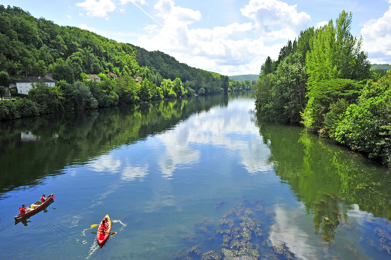Canoeing and kayaking on a green river, at CAPFUN Duravel campsite in Duravel (46).