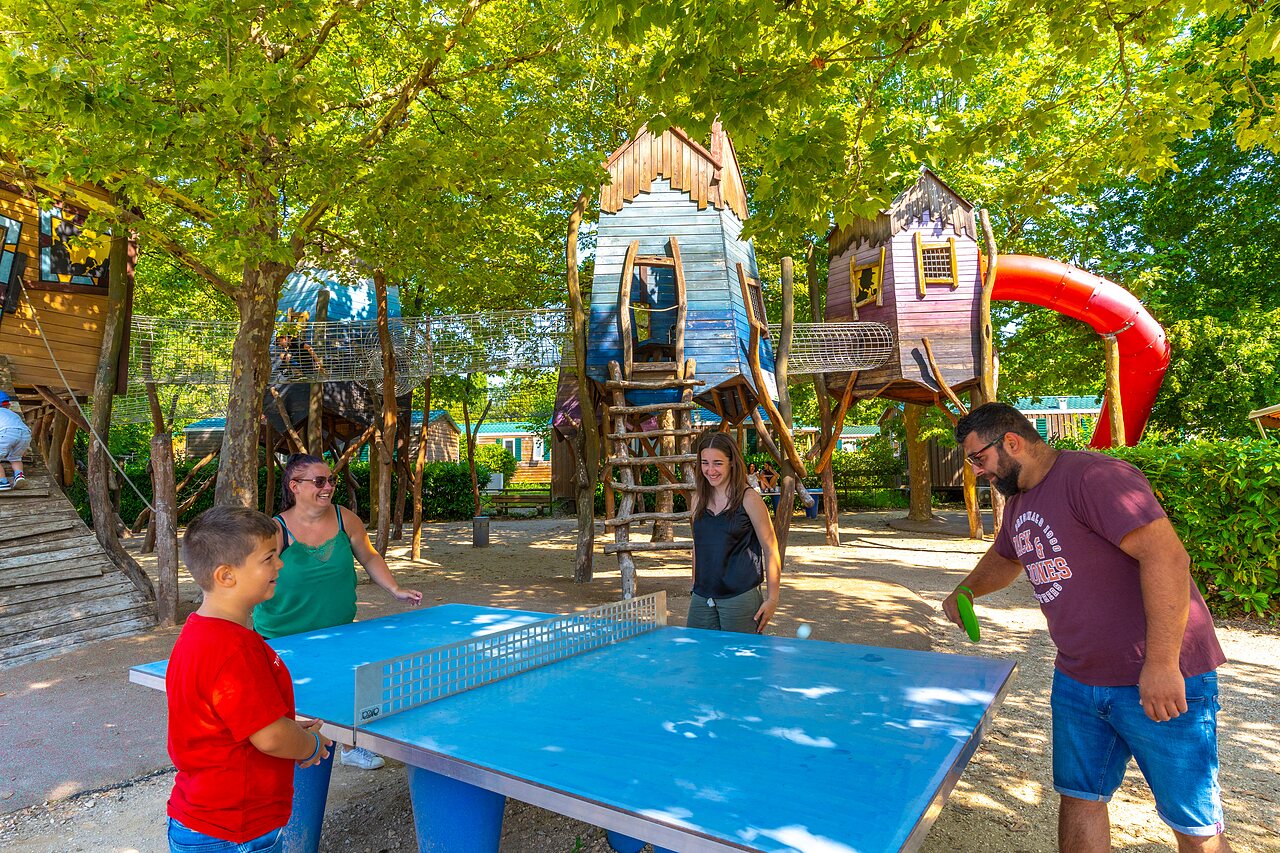 Table tennis, treehouses and slide at CAPFUN Duravel campsite in Duravel (46).