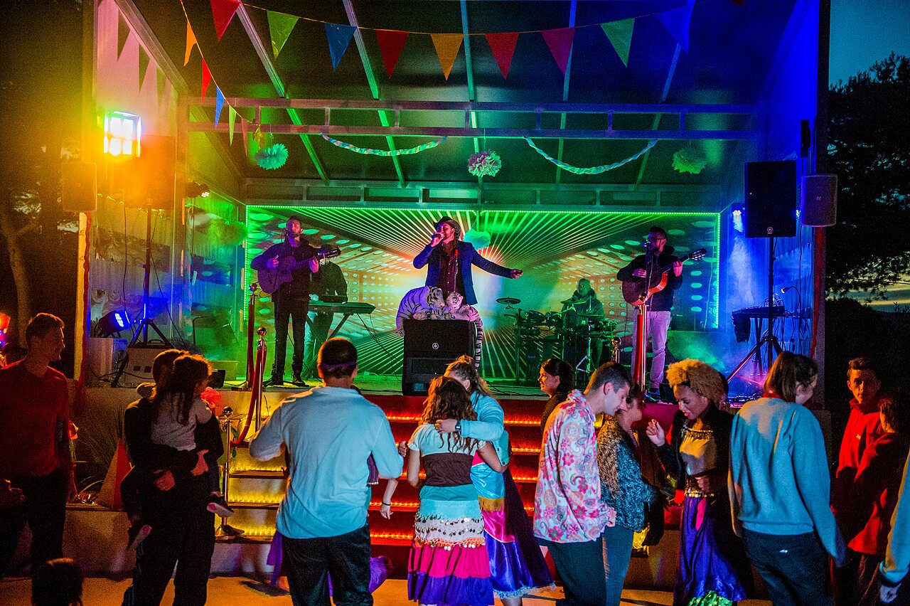 Evening music show with live band and colorful lights at CAPFUN Duravel campsite in Duravel (46).