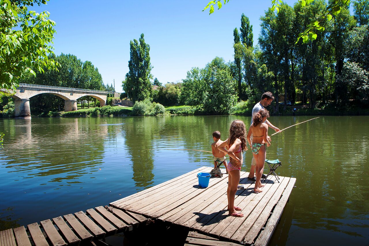 Family fishing from pier on river, at CAPFUN Duravel in Duravel (46).