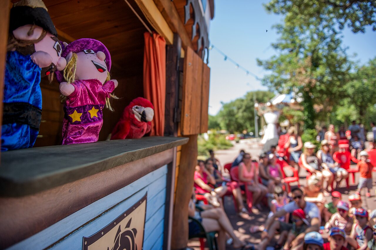Outdoor puppet show with audience at CAPFUN Duravel campsite in Duravel (46).
